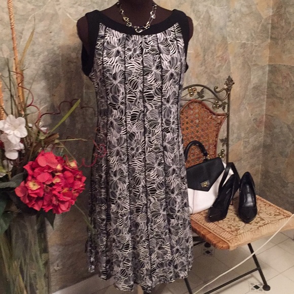 Dresses & Skirts - Dress. Hello gorgeous! Classic black-and-white.